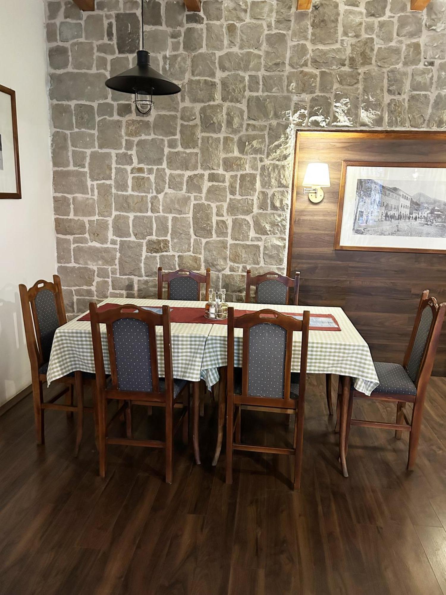 Restaurant & Jug * Sutomore